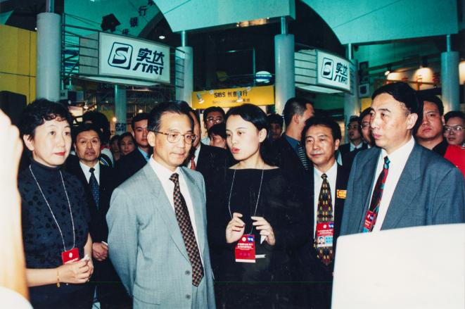 3.1999年9月17日，温家宝同志参观金融展(1)